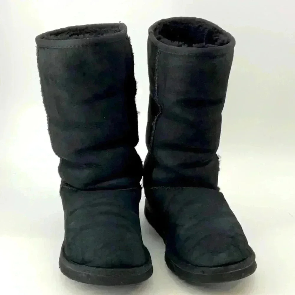 UGG CLASSIC  SHORT BOOTS